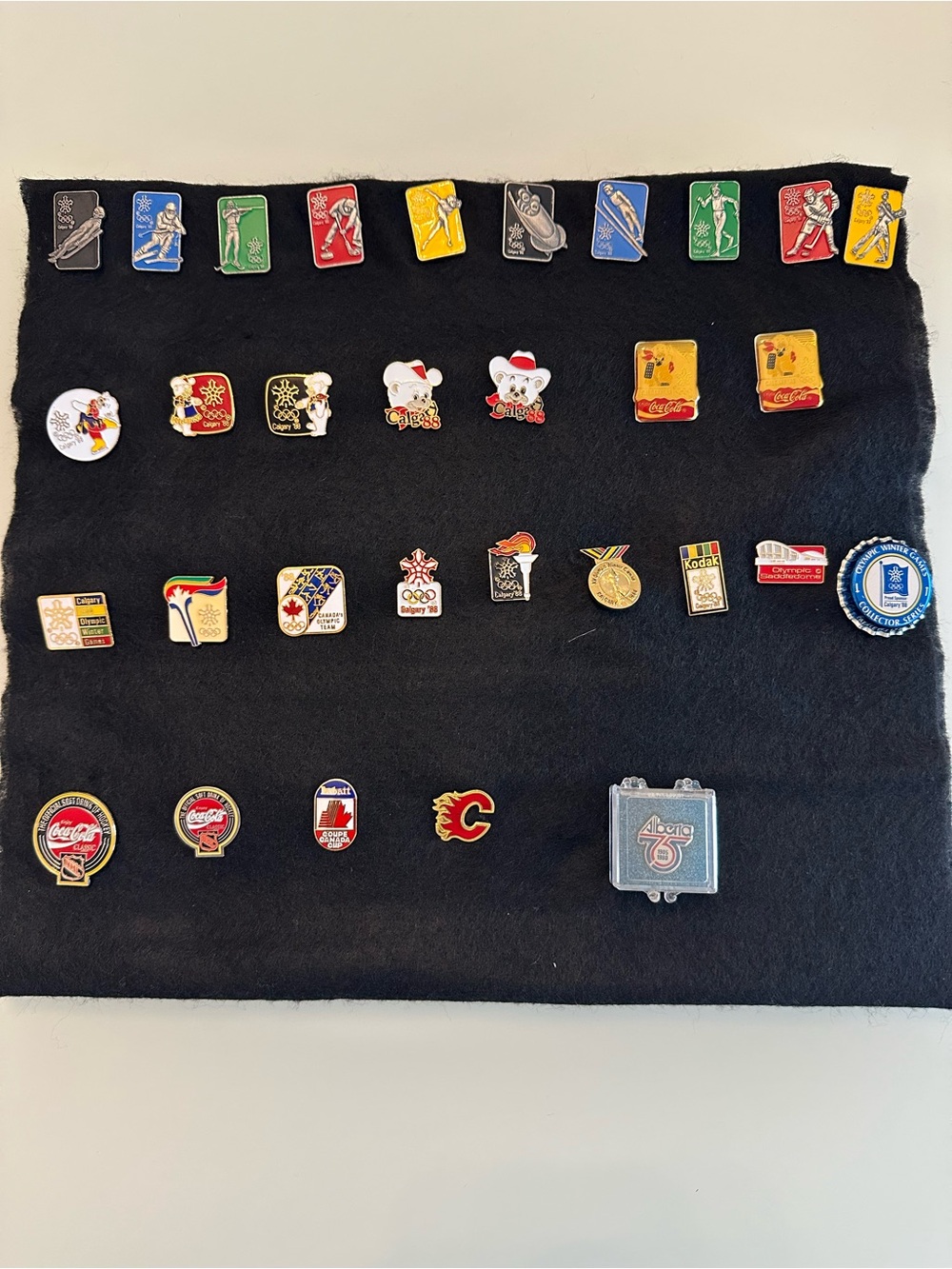 Vintage / Collectible  | Calgary 1988 Winter Olympics | Souvenir Pins | Total-31
